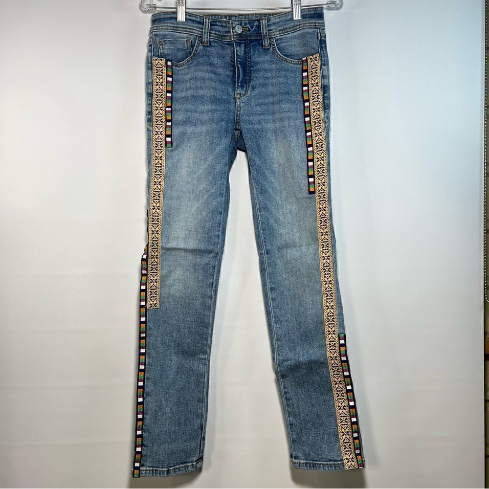 Pilcro UO Decorated The Slim Boyfriend Jeans in Denim Medium Blue 25